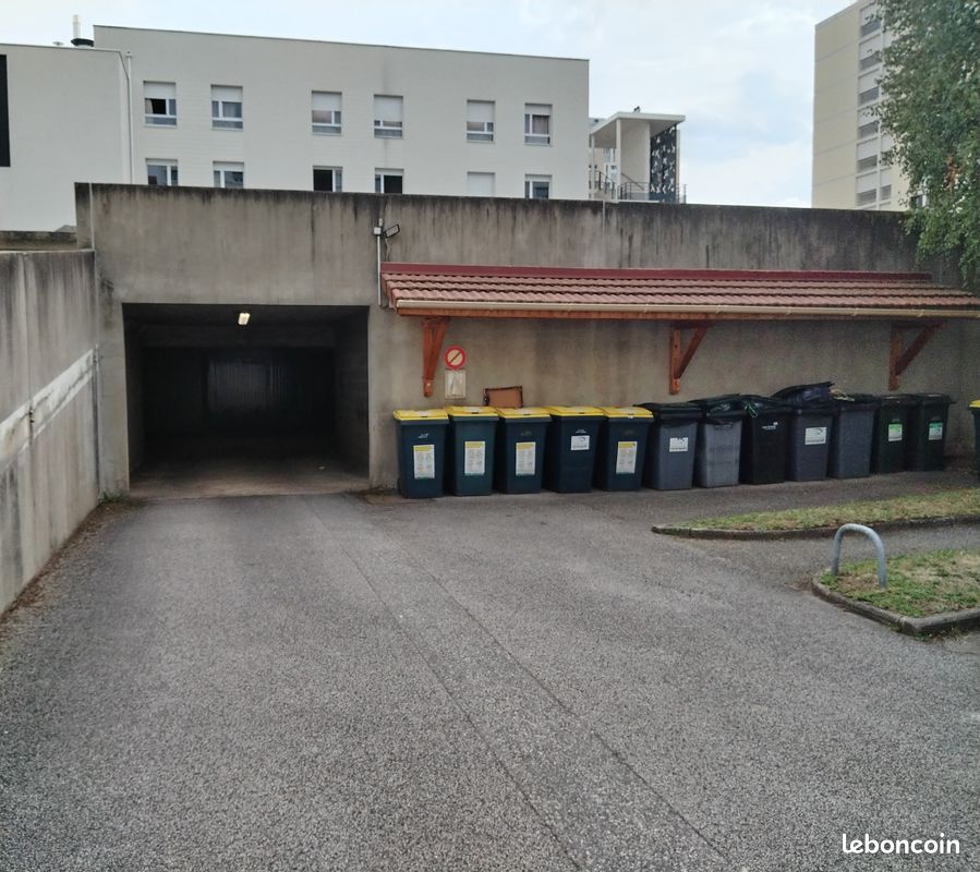 Garage in Saint-Etienne, France, Nr. 340863