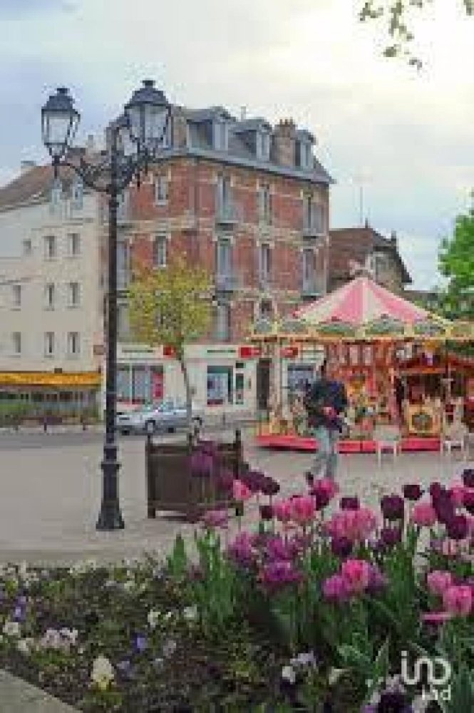 82m² Office in Yerres, France No. 19489