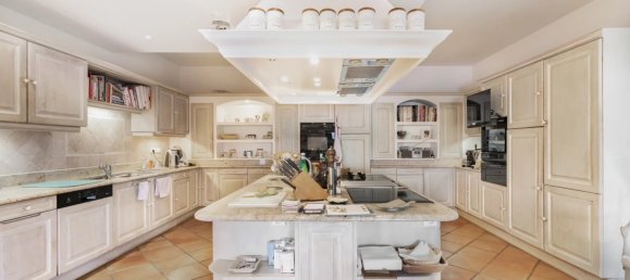 6 bedrooms Villa in Antibes, France No. 1777 24