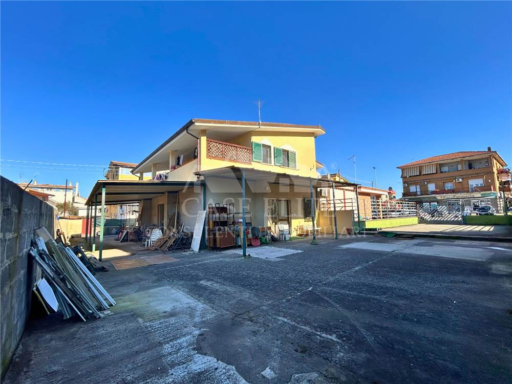 Propiedad comercial de 4 habitaciónes en Anzio, Italy No. 153507