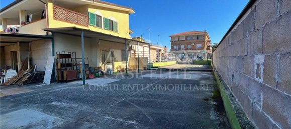 Propiedad comercial de 4 habitaciónes en Anzio, Italy No. 153507 6