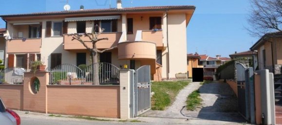 9 rooms Apartment in Fucecchio, Italy No. 35715 2