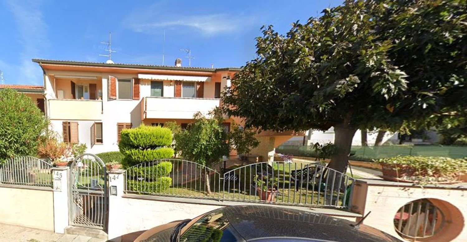 9 rooms Apartment in Fucecchio, Italy No. 35715