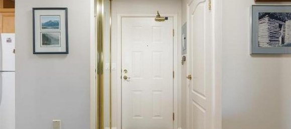 Studio in the Condo in British Columbia, Canada No. 1322 3