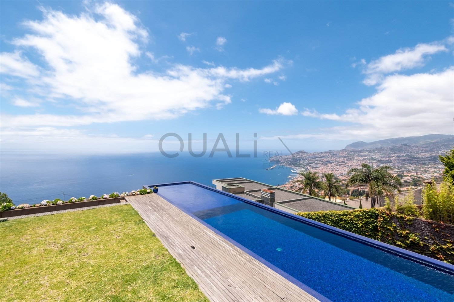 Villa de 4 dormitorios en Funchal, Portugal No. 221420