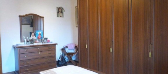 6 rooms Apartment in Altopascio, Italy No. 39112 3