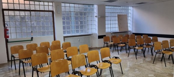 Gewerbliche Immobilie in Venegono Superiore, Italy 194m², Nr. 360941 6