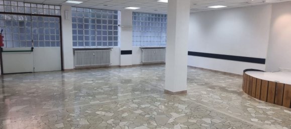 Gewerbliche Immobilie in Venegono Superiore, Italy 194m², Nr. 360941 2