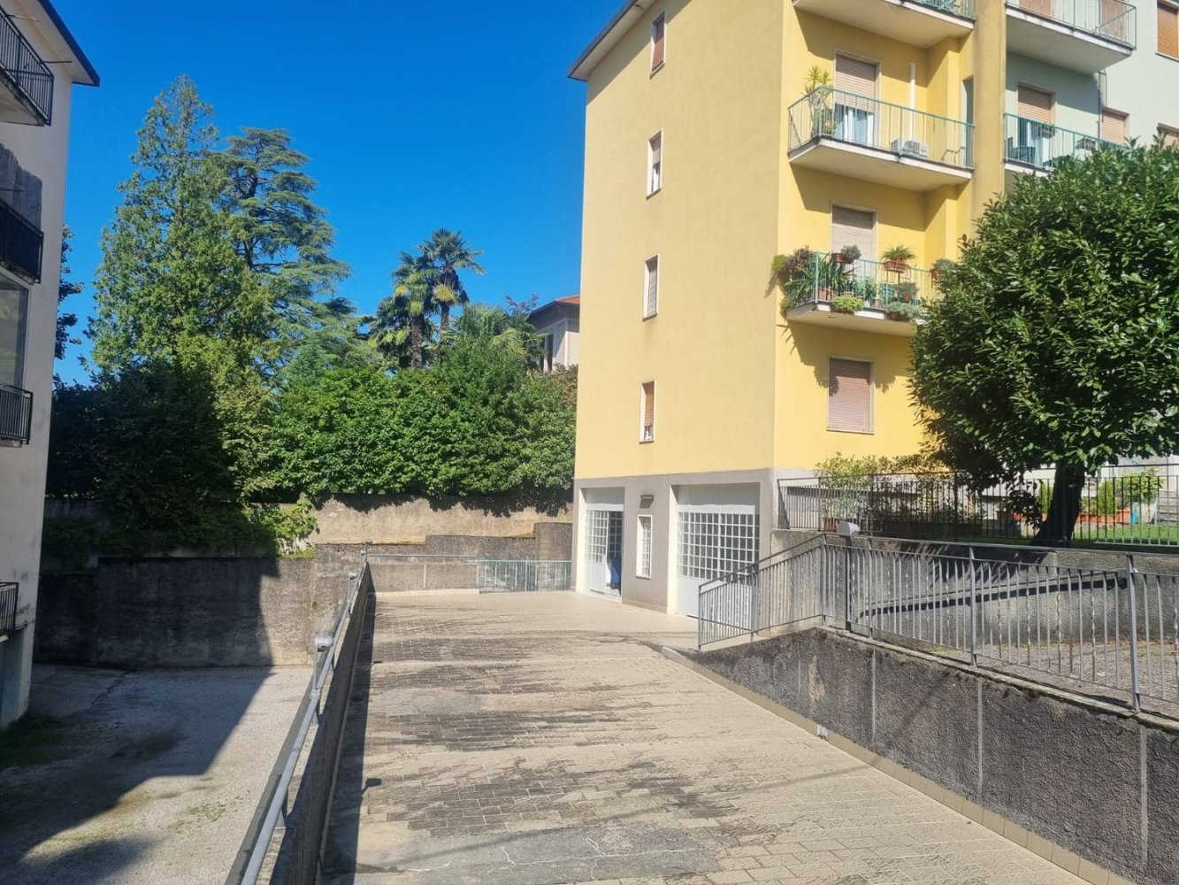 Gewerbliche Immobilie in Venegono Superiore, Italy 194m², Nr. 360941