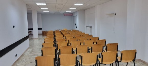 Gewerbliche Immobilie in Venegono Superiore, Italy 194m², Nr. 360941 4