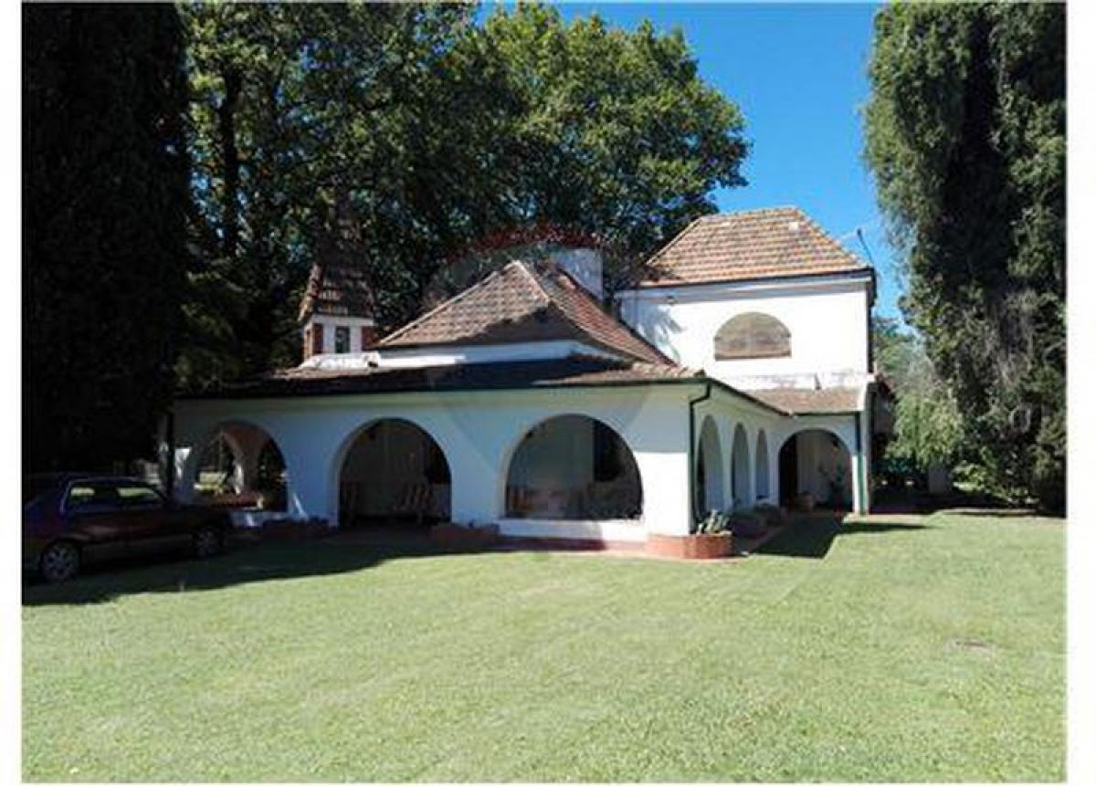 8 bedrooms Farm in Moreno, Argentina No. 36401