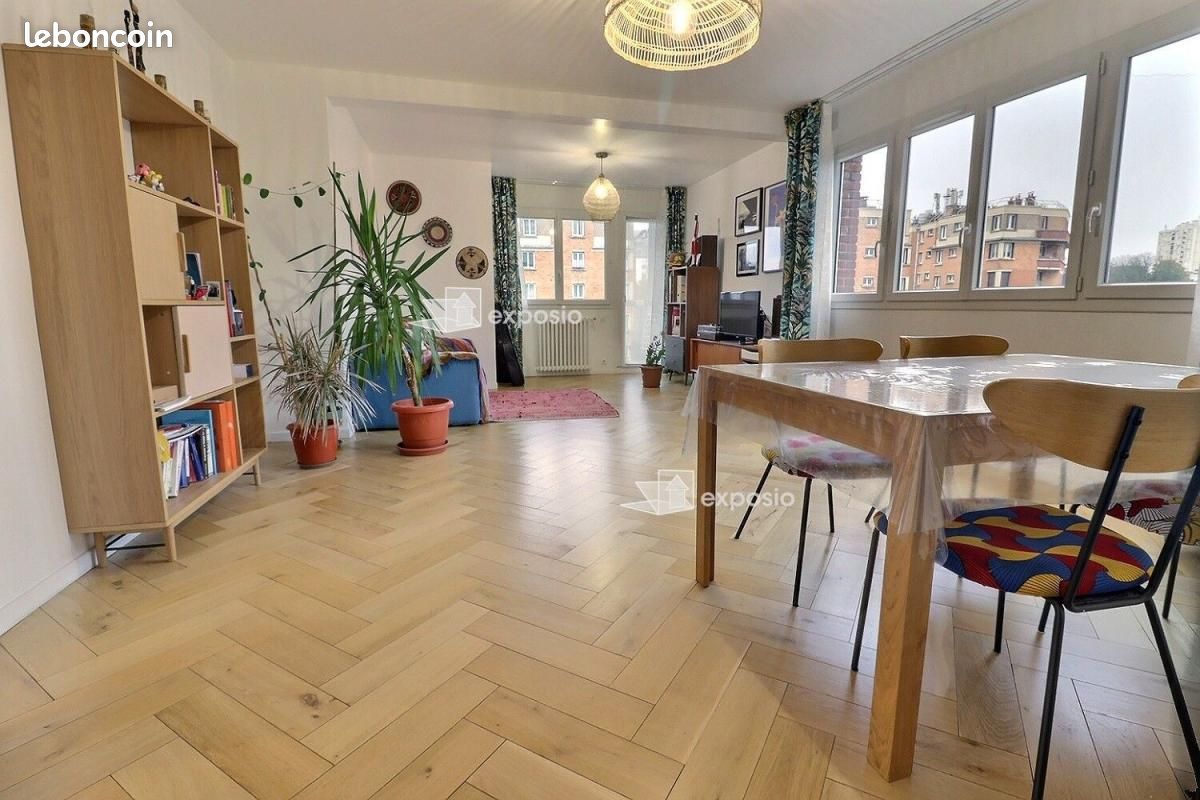 3 bedrooms Apartment in Paris, France No. 173204