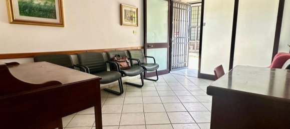 3-salle Appartement à Arnesano, Italy No. 284073 4