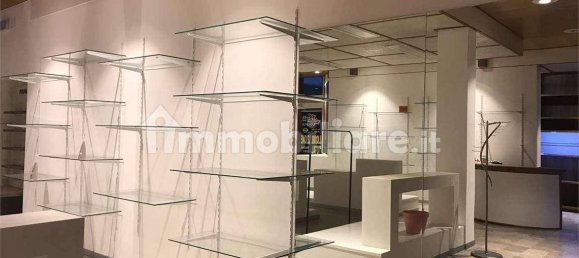 Коммерческая недвижимость с 1 комнатой в Конельяно, Италия № 218266 7