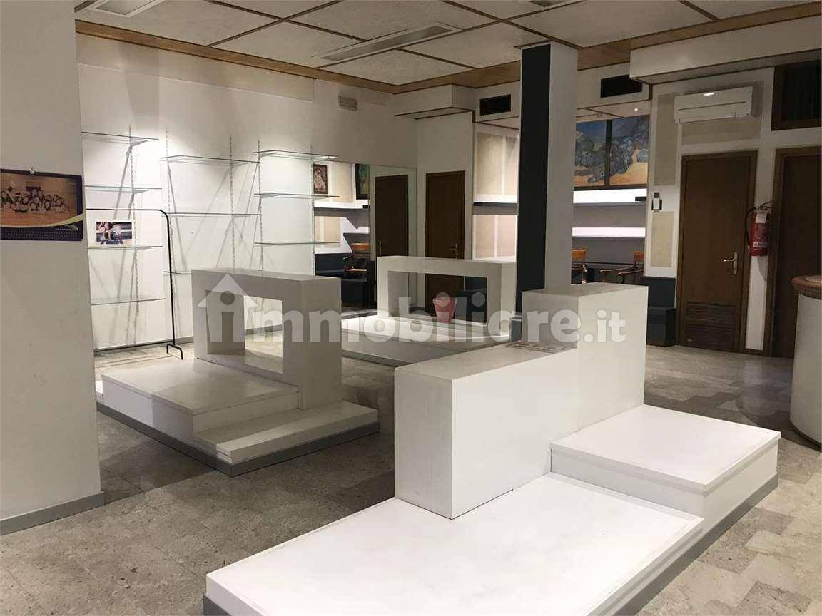 Коммерческая недвижимость с 1 комнатой в Конельяно, Италия № 218266