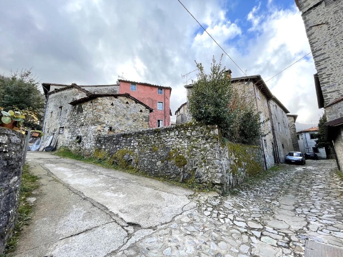 2 bedrooms House in Borgo a Mozzano, Italy No. 320502