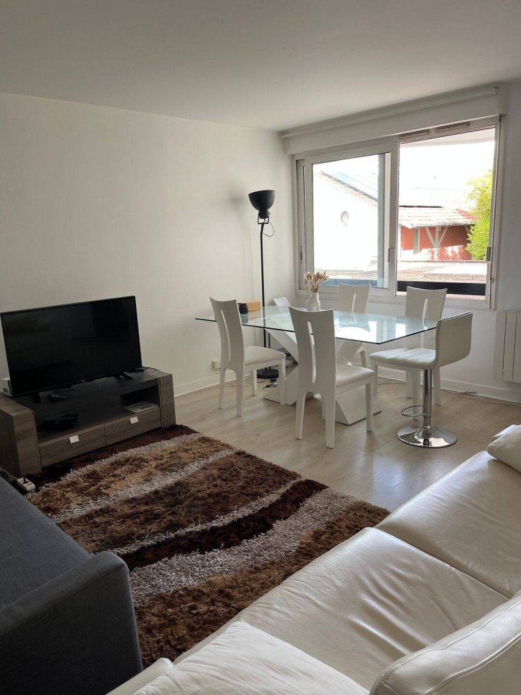 Apartamento de 2 habitaciónes en Courbevoie, France No. 329357