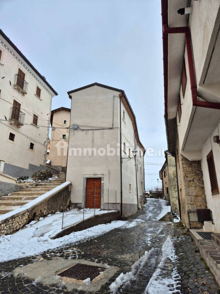 2 bedrooms House in Rocca di Cambio, Italy No. 61208