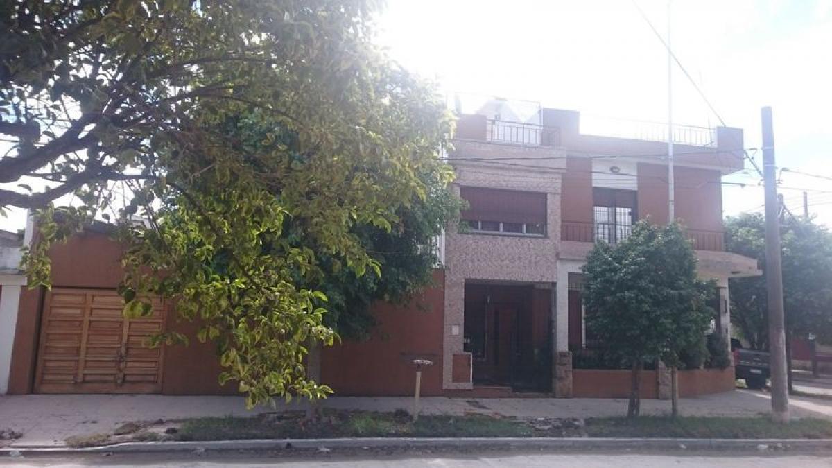 Дом с 4 спальнями в Морон, Аргентина № 21241