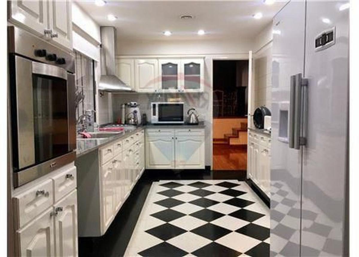 5 bedrooms House in Moron, Argentina No. 12946