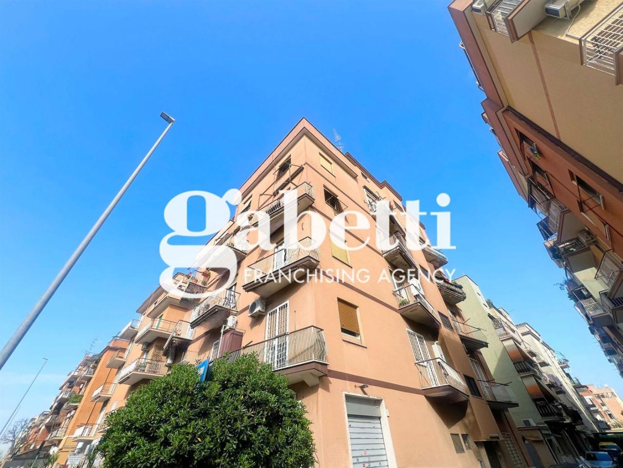2 rooms Apartment in Rome, Italy No. 39872