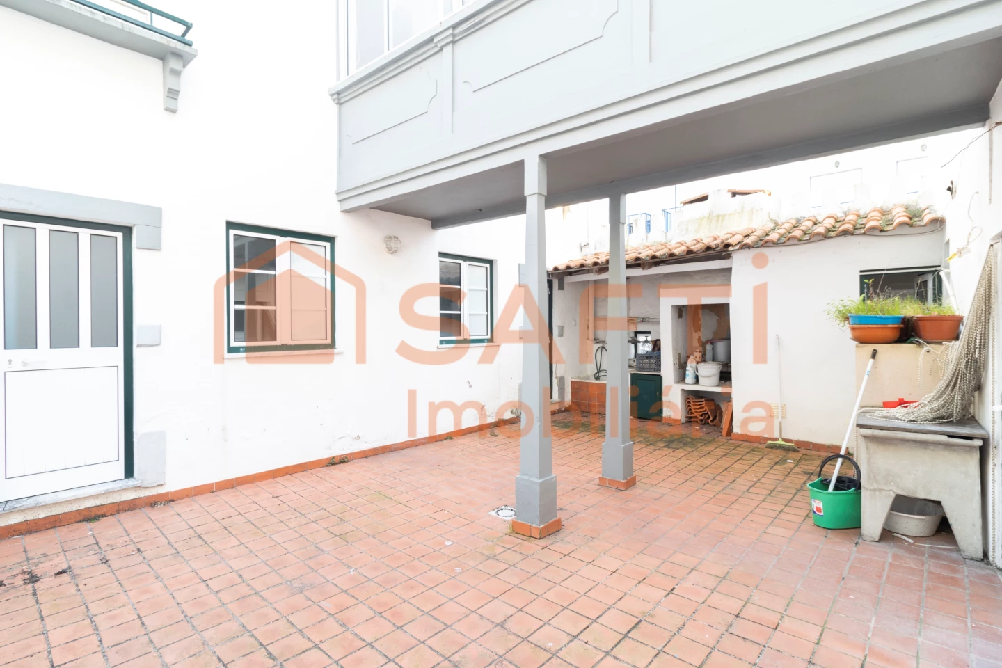 172m² Building in Nazare, Portugal No. 139400