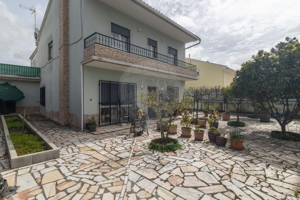 6 bedrooms Villa in Almada, Portugal No. 208875