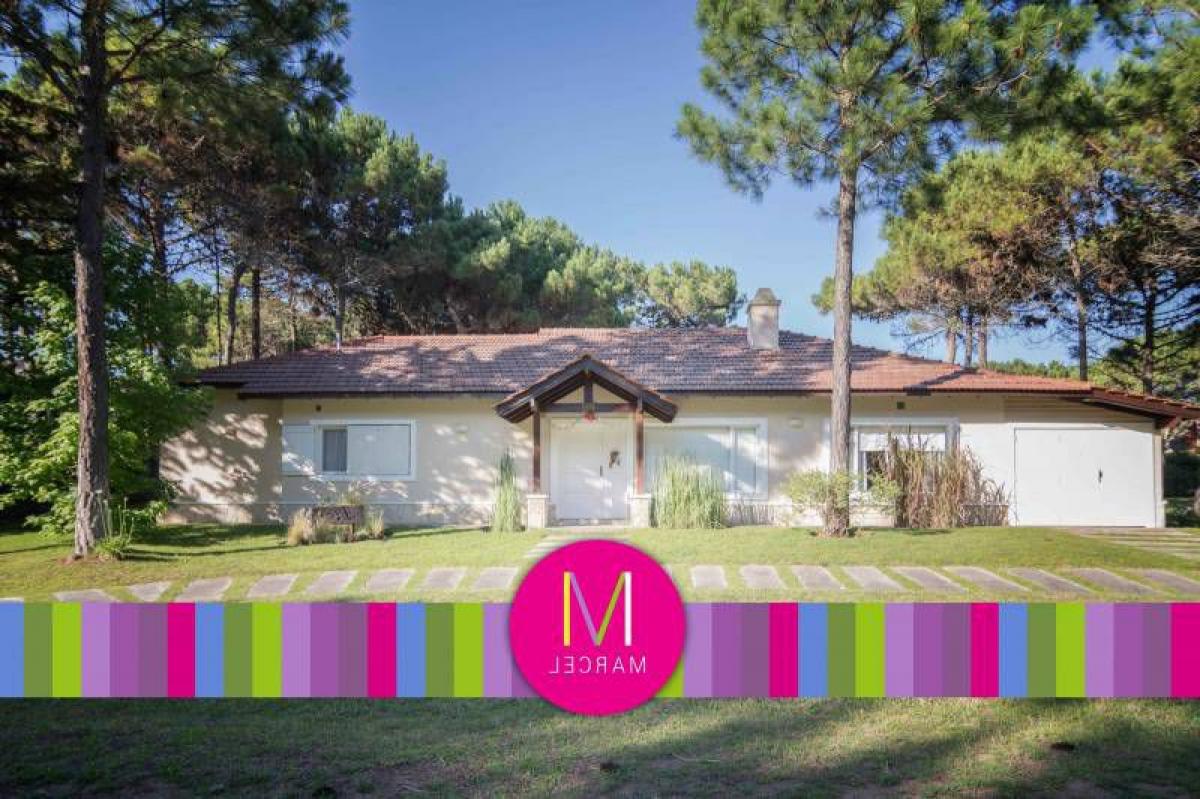 3 bedrooms House in Mar del Plata, Argentina No. 84706