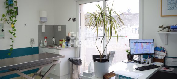 155m² Commercial property in Le Perray-en-Yvelines, France No. 118626 3