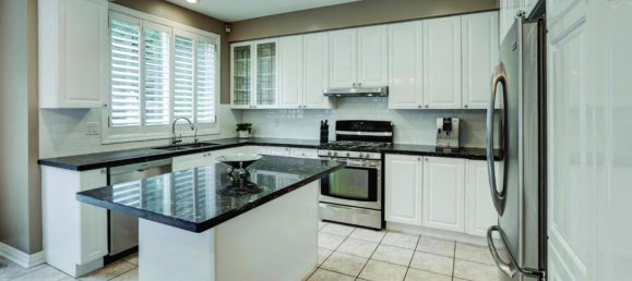 4 bedrooms House in Oakville, Canada No. 1000 2