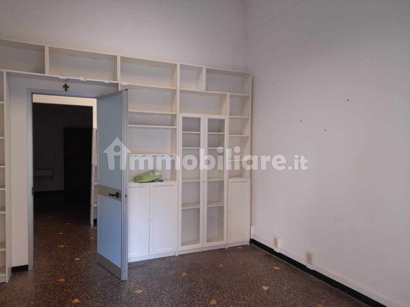 Imóvel comercial de 1 divisão em Genoa, Italy N.º 404017