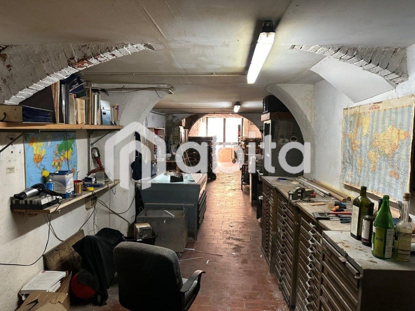 Gewerbliche Immobilie in Montevarchi, Italy 195m², Nr. 270052