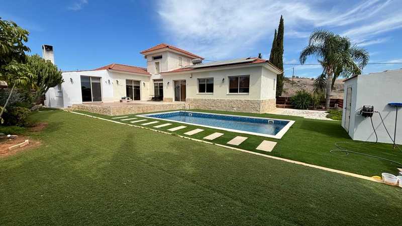 3 bedrooms House in Monagroulli, Cyprus No. 13825