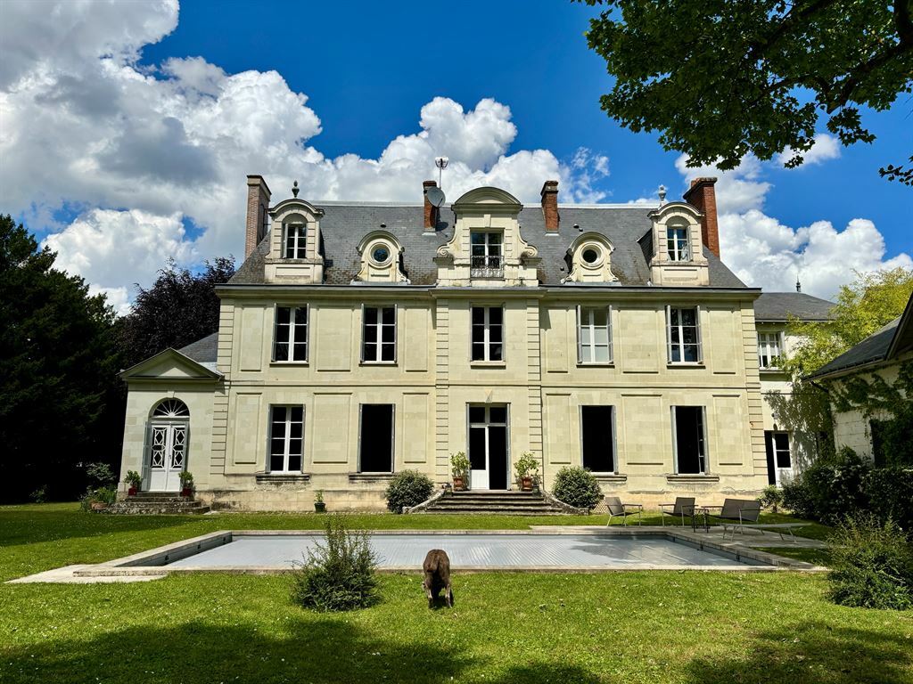 7 bedrooms Hotel in Saint-Cyr-sur-Loire, France No. 349952