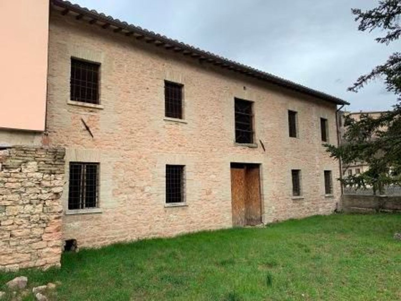 250m² Commercial property in Piobbico, Italy No. 336776