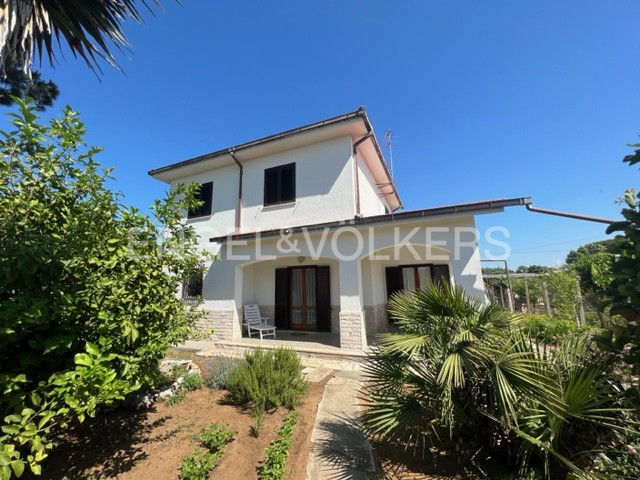 Villa de 4 dormitorios en Sabaudia, Italy No. 63265