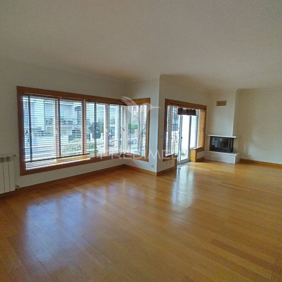 4 bedrooms Villa in Senhora da Hora, Portugal No. 133439