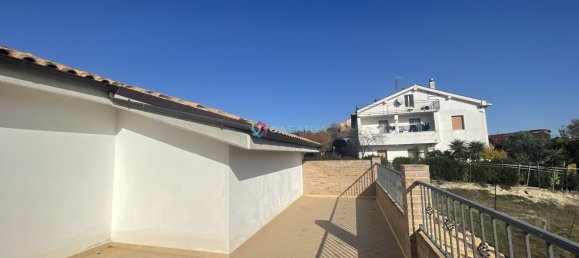 15 rooms House in Spoltore, Italy No. 110037 10