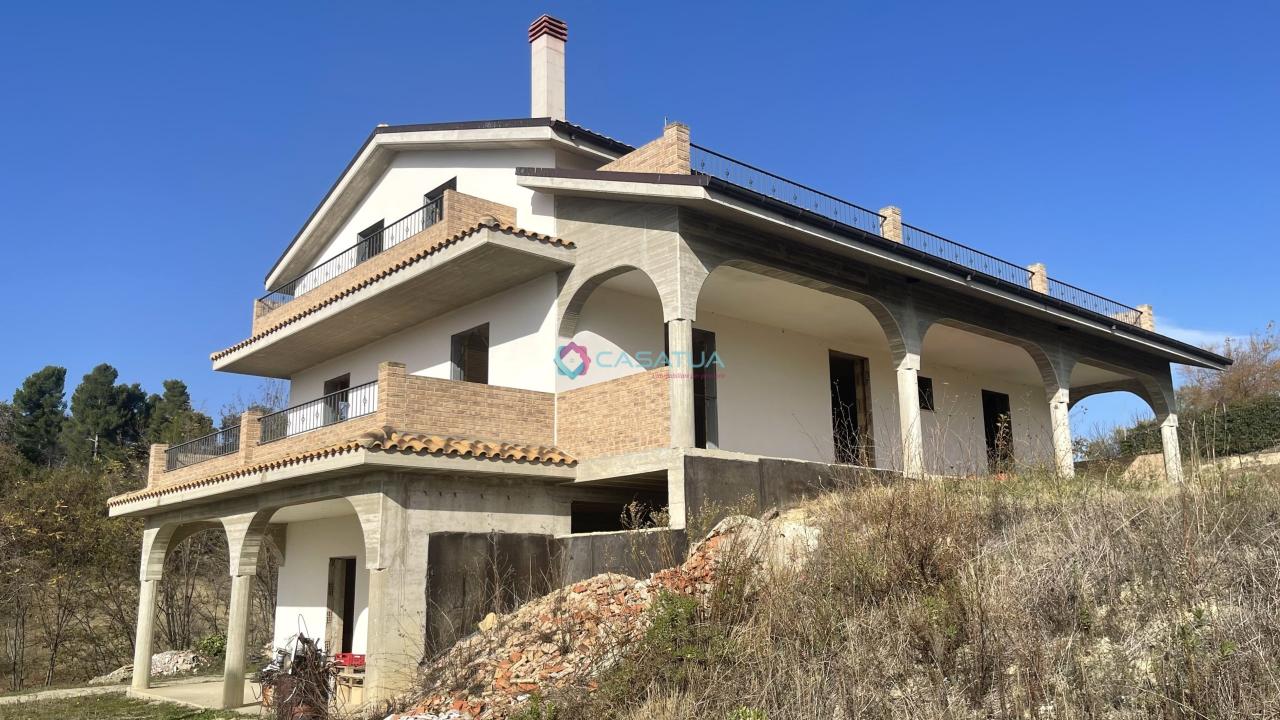 15 rooms House in Spoltore, Italy No. 110037