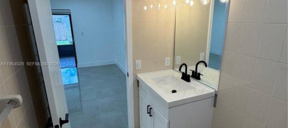 3 dormitorios villa en venta en Miami, Miami-Dade, Florida, USA № 615643 2