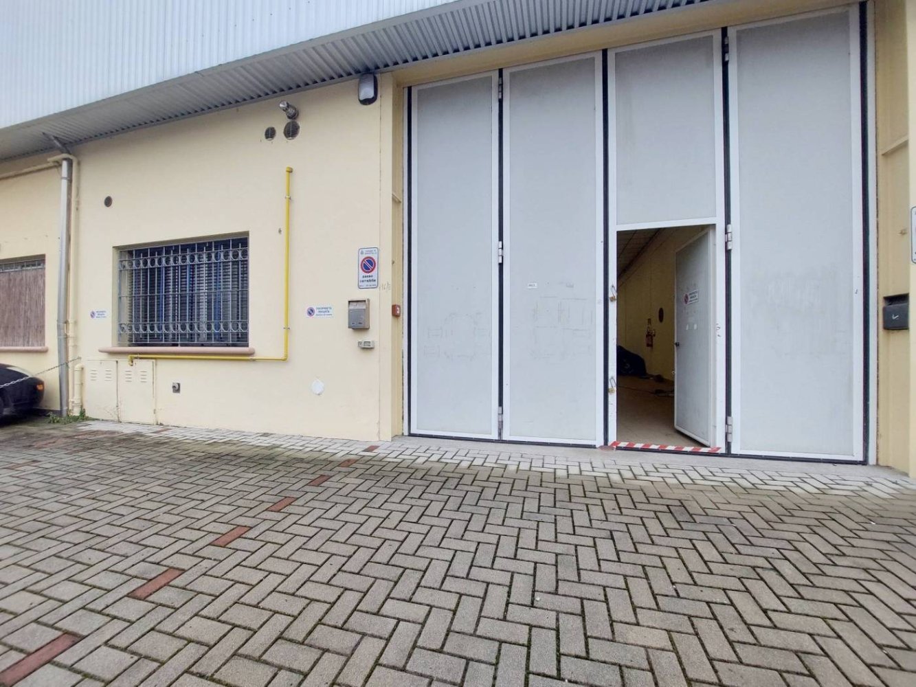 2-salle Entrepôt à Guastalla, Italy No. 157300