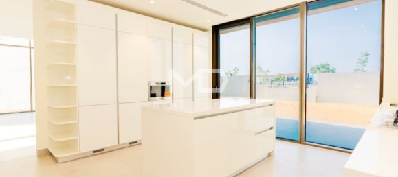 4 bedrooms Villa in Abu Dhabi, UAE No. 47583 8