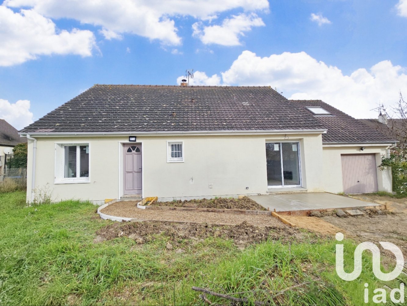 3 bedrooms House in Checy, France No. 49250