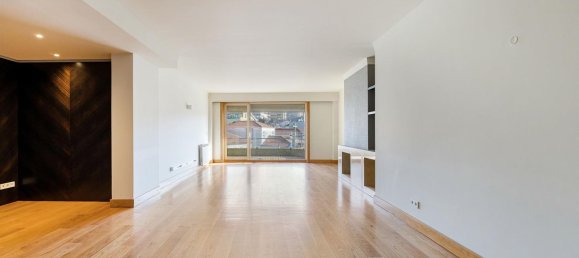 3 bedrooms Apartment in Porto, Portugal No. 97387 2