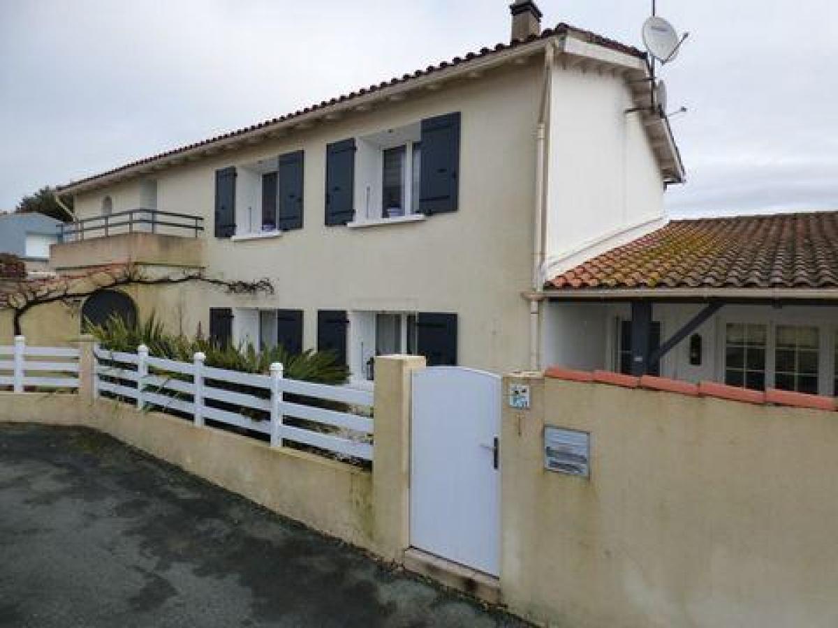 Casa de 4 dormitorios en Puilboreau, France No. 28193