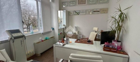 Oficina de 2 habitaciónes en Vimercate, Italy No. 120583 2
