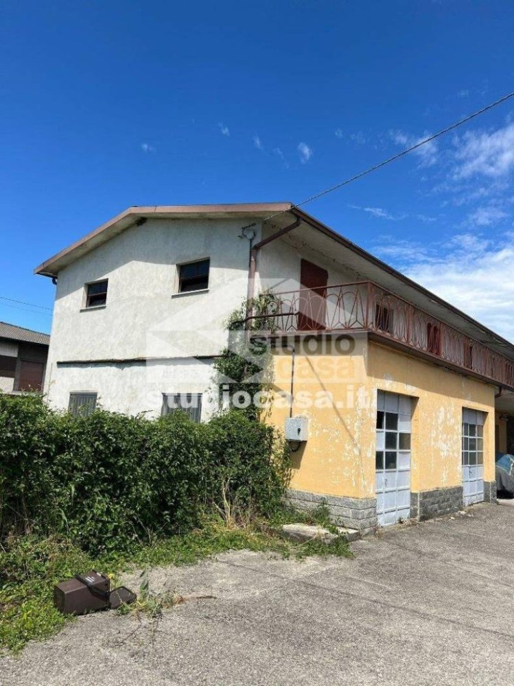1000m² Commercial property in Urgnano, Italy No. 304609