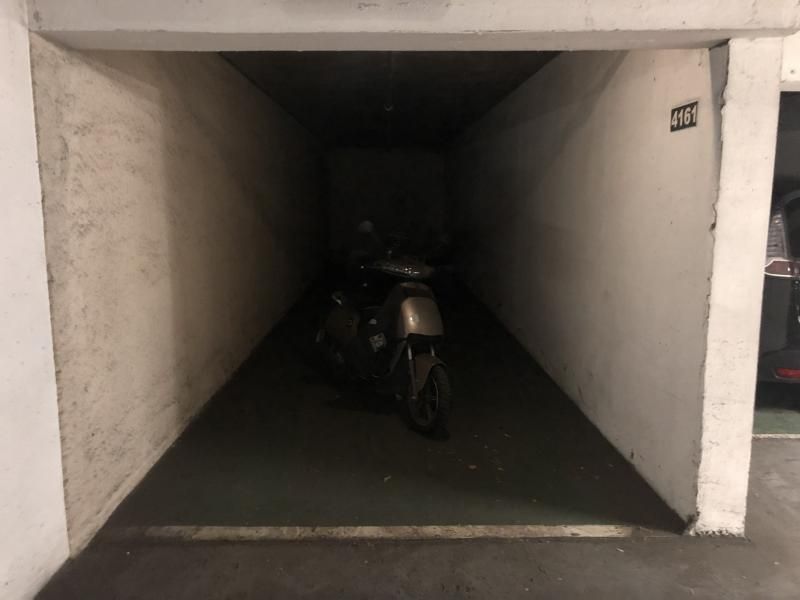  Parking in Issy-les-Moulineaux, France No. 188577