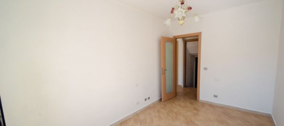 3 rooms Apartment in Genoa, Italy No. 77791 12