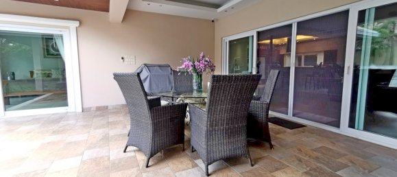 4 bedrooms Cafe / restaurant in Pattaya, Thailand No. 300 10